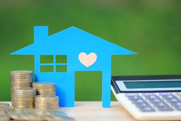 calculatrice-hypothecaire-modele-maison-bleue-pile-pieces-monnaie_106094-39
